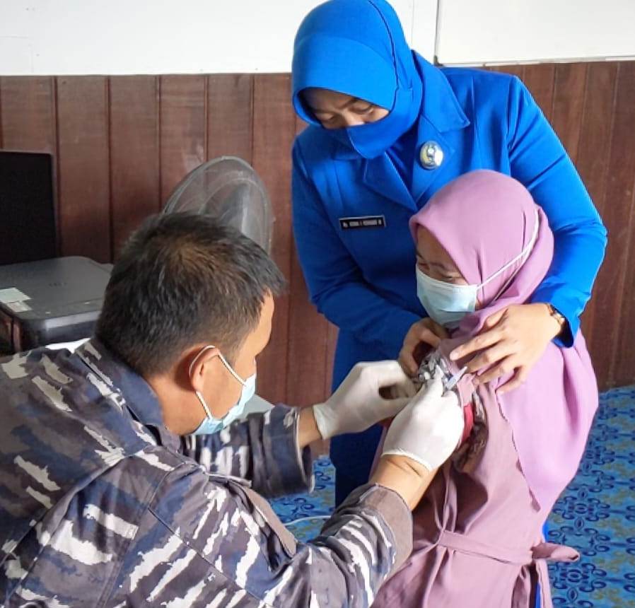 Tak Berhenti Dukung Pemerintah, Lanal Sangatta Gelar Vaksinasi di Desa Kerayaan Bual-Bual, Metode Jemput Bola Kembali Diterapkan 2 WhatsApp Image 2021 11 15 at 17.39.34 1