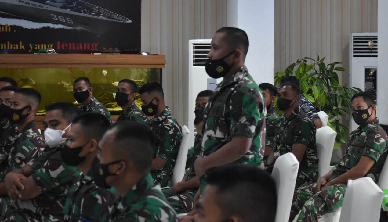 Gelar Pertemuan Tatap Muka, Danlanal Sangatta Tingkatkan Sinergitas dengan Para Personel, Sampaikan Jam Komando 2 WhatsApp Image 2021 12 21 at 11.25.10