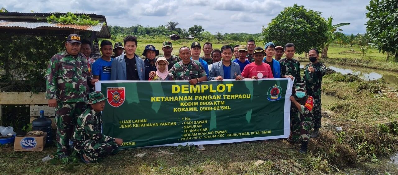 Tingkatkan Ketahanan Pangan di Wilayah Binaan, Koramil Sangkulirang Bersihkan Kolam Tak Berfungsi, Ajak Masyarakat Niatkan Untuk Program Jangka Panjang 2 WhatsApp Image 2022 01 10 at 15.00.53 rotated