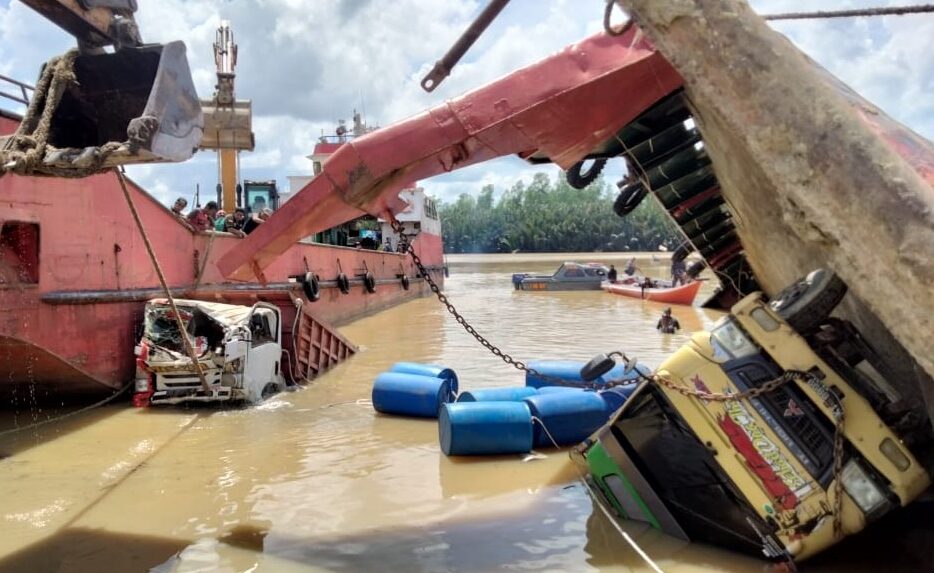 LCT Rimba Raya IX Berhasil Dievakuasi, Danposal Sangkulirang Pimpin Pelaksanaannya 2 WhatsApp Image 2022 01 13 at 21.18.03 rotated