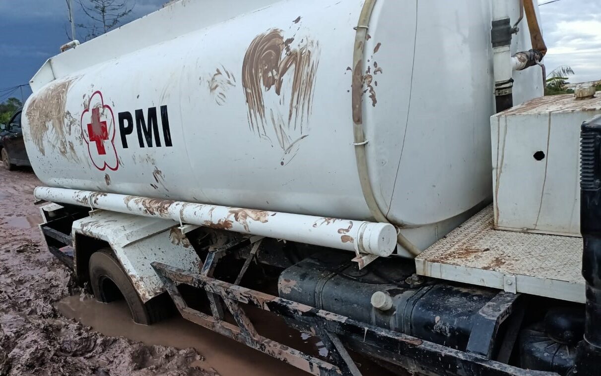 Kembali Distribusikan Bantuan Kepada Korban Banjir, PMI Kutim Sambangi Kawasan Terisolir, Mobil Tangki Pengangkut Air Bersih Sempat Amblas 2 WhatsApp Image 2022 03 25 at 22.25.27 rotated
