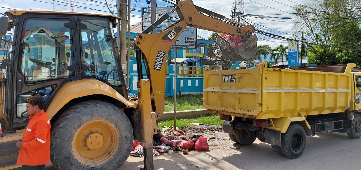 Terus Lakukan Pembersihan, Hari Libur Bukan Halangan, Bersyukur Dapat Bantuan Alat dari Perusahaan dan Relawan 2 WhatsApp Image 2022 03 26 at 15.48.17 rotated