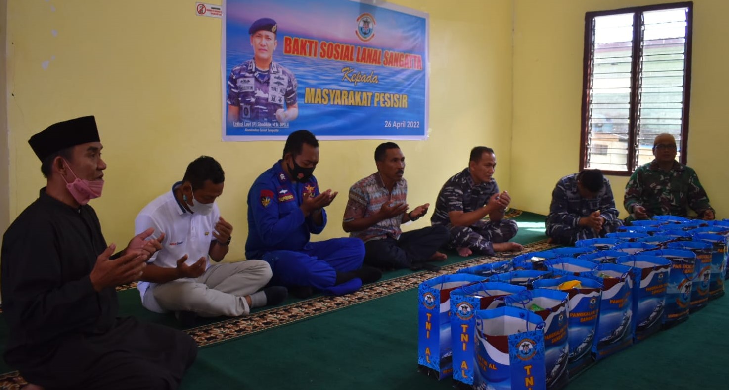 Gelar Bakti Sosial, Danlanal Sangatta Bagikan Paket Sembako di Kenyamukan 2 WhatsApp Image 2022 04 26 at 12.19.20