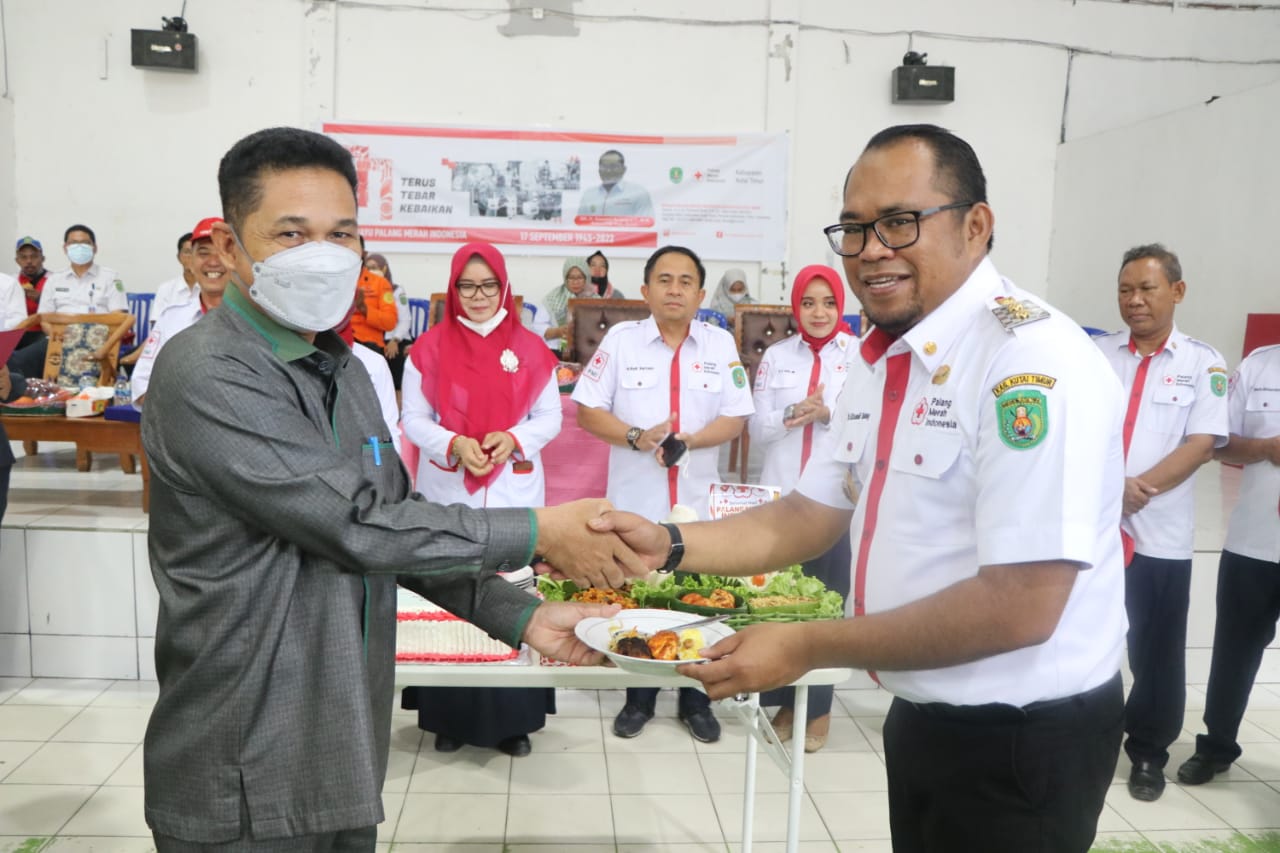 Berusia 77 Tahun, PMI Fokus Misi Kemanusiaan, Bagikan Bingkisan Pada Pasien Kelas III di RSUD Kudungga 3 PMI