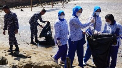 Sukseskan Gerakan Nasional Laut Bersih 2022, Lanal Sangatta Prakarsai Pembersihan Pantai Kenyamukan 2 Nasional