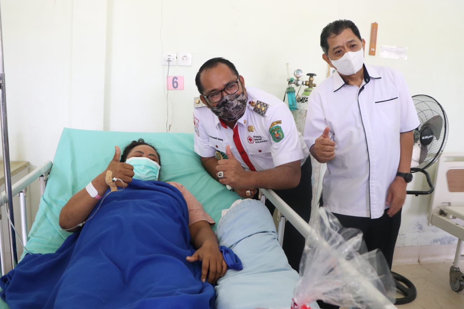 Berusia 77 Tahun, PMI Fokus Misi Kemanusiaan, Bagikan Bingkisan Pada Pasien Kelas III di RSUD Kudungga 2 PMI
