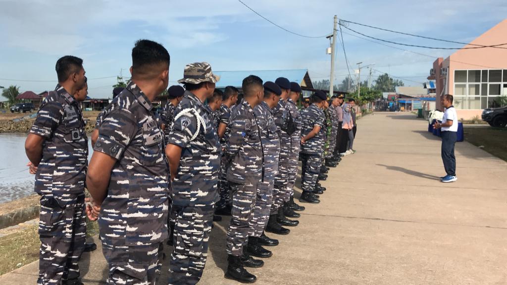 Rangkaian HUT TNI ke-77, Lanal Sangatta dan Kodim 0909/KTM Bersihkan Pantai Kenyamukan 2 TNI