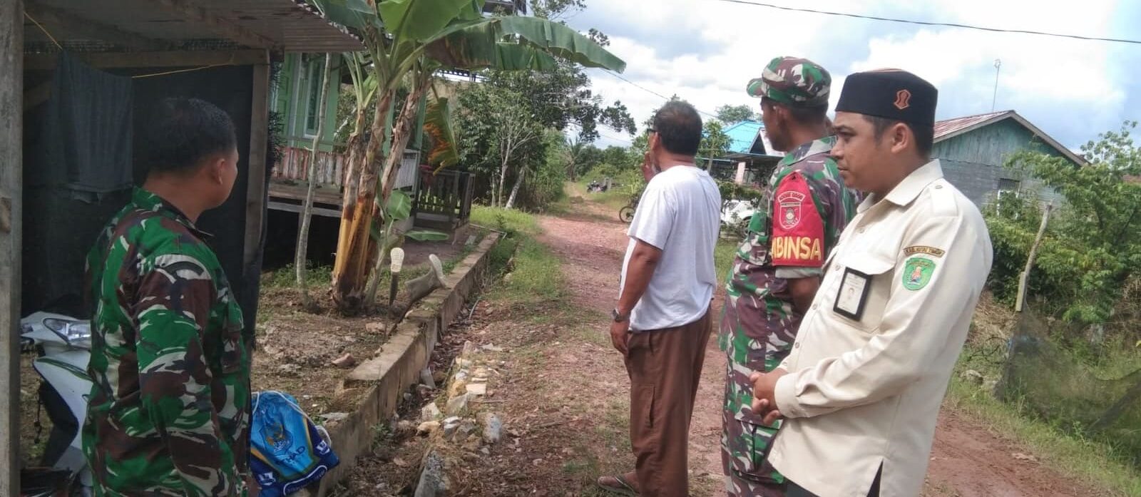 Babinsa Koramil Sangatta Berbagi Paket Sembako, Ketua RT 53 Beri Apresiasi 2 Sembako