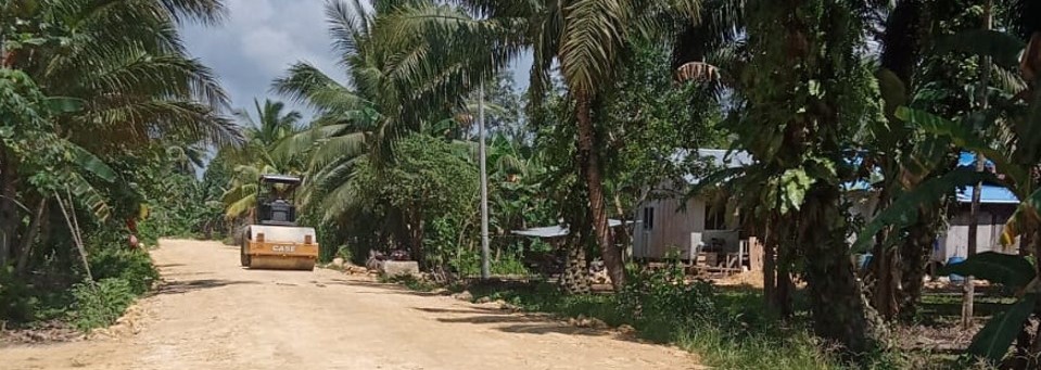 Perbaiki Jalan Desa Kaliorang, Komitmen PT Indexim Coalindo Dukung Perekonomian Lokal 2 JALAN GOLO INDEXIM 1 2