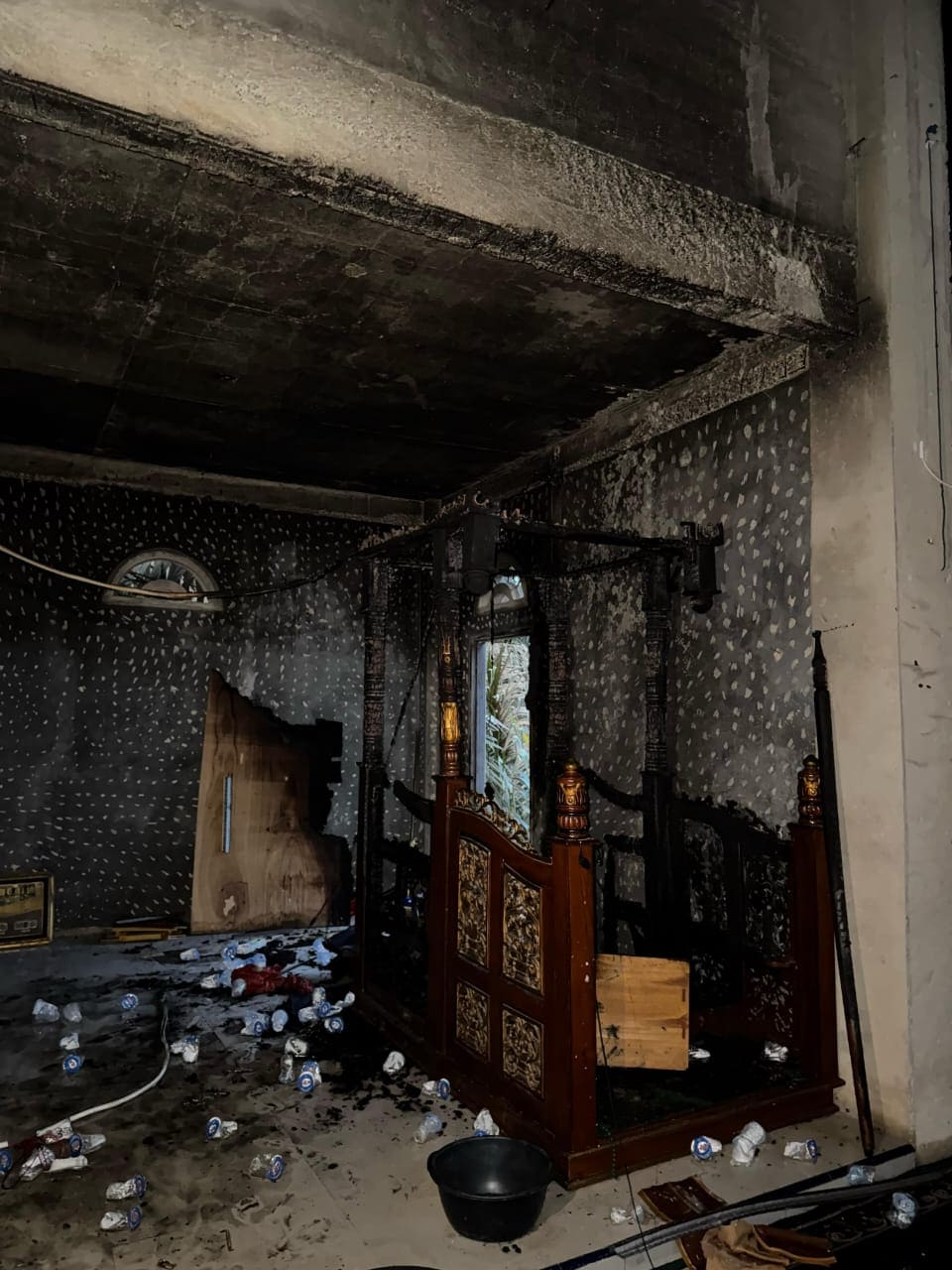 Mimbar Terbakar Plafon Ambruk, Beras Zakat dan Salon Pengeras Suara Masjid Baiturrahim Digondol Maling 2 1000028394