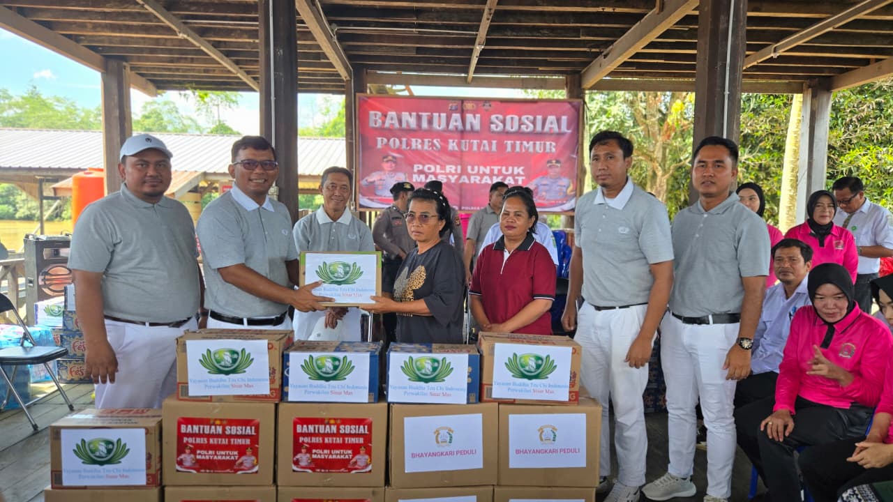 Respon Cepat Banjir Muara Wahau, Sinarmas dan Polres Kutim Bagikan Sembako Pada Warga Terdampak 5 Sinar Mas 1