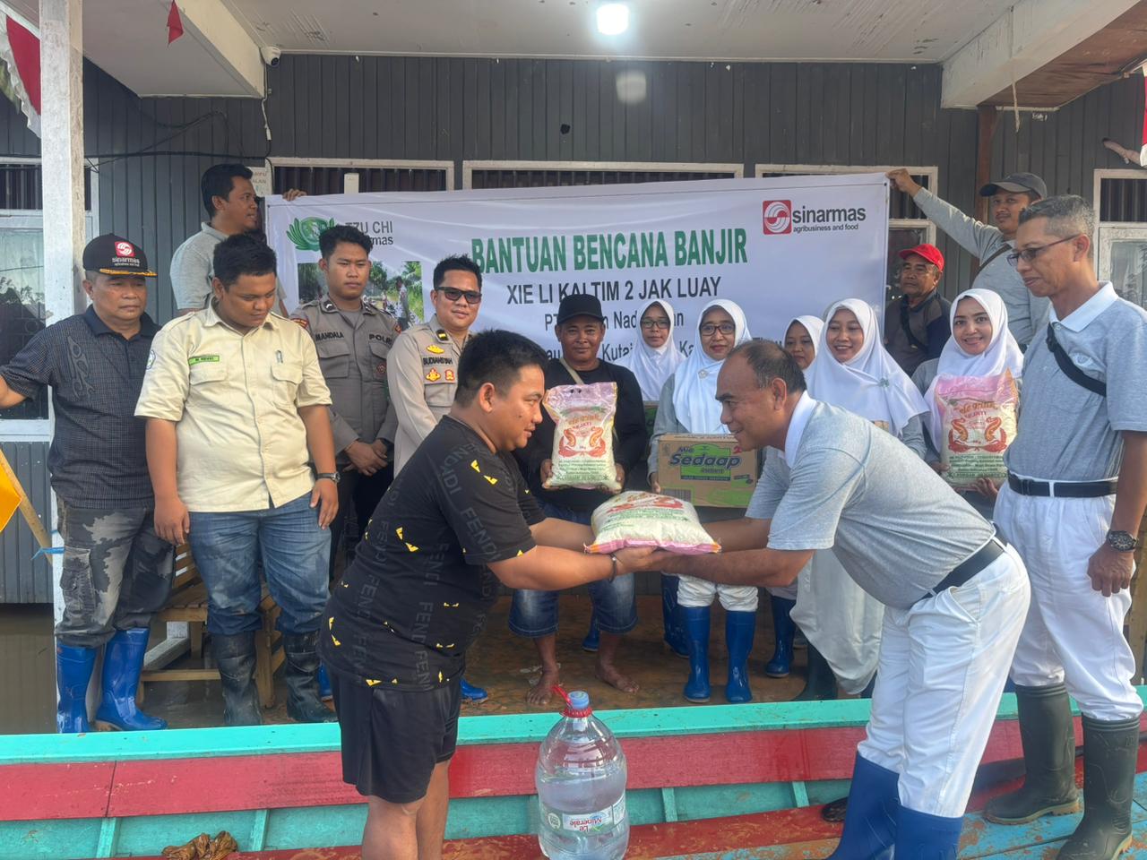 Respon Cepat Banjir Muara Wahau, Sinarmas dan Polres Kutim Bagikan Sembako Pada Warga Terdampak 4 Sinar Mas 4