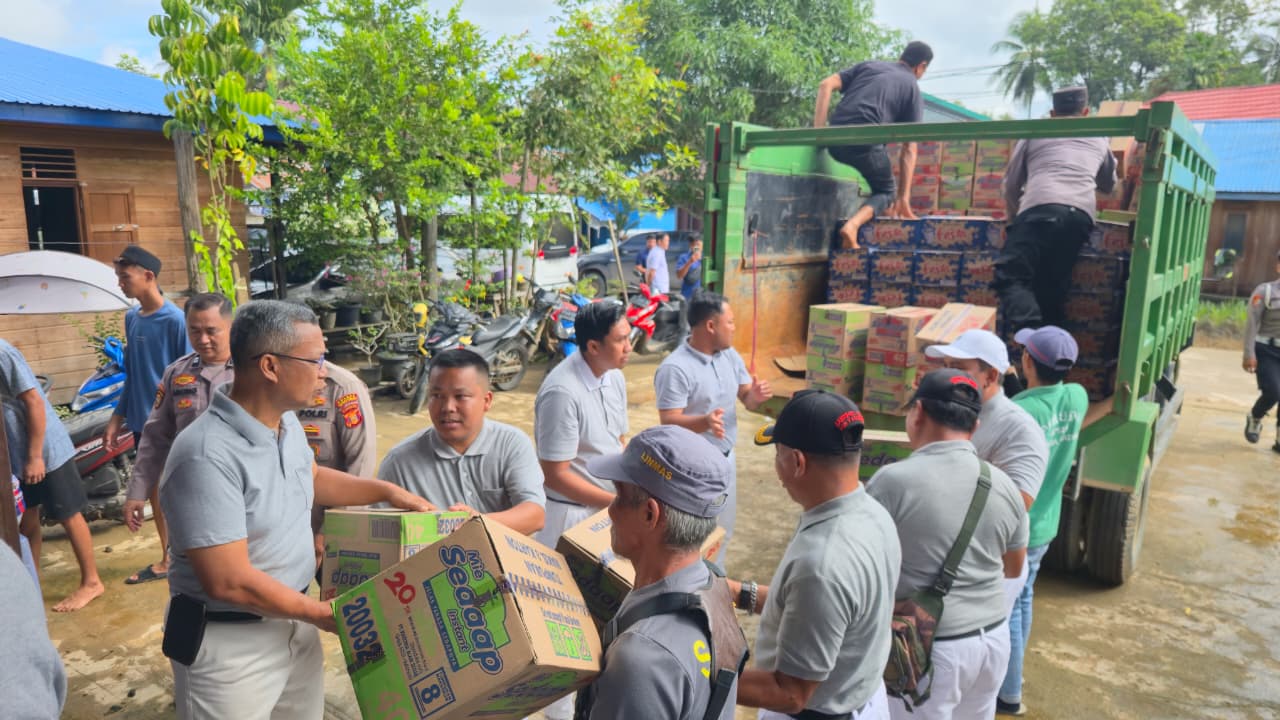 Respon Cepat Banjir Muara Wahau, Sinarmas dan Polres Kutim Bagikan Sembako Pada Warga Terdampak 3 Sinar Mas 8