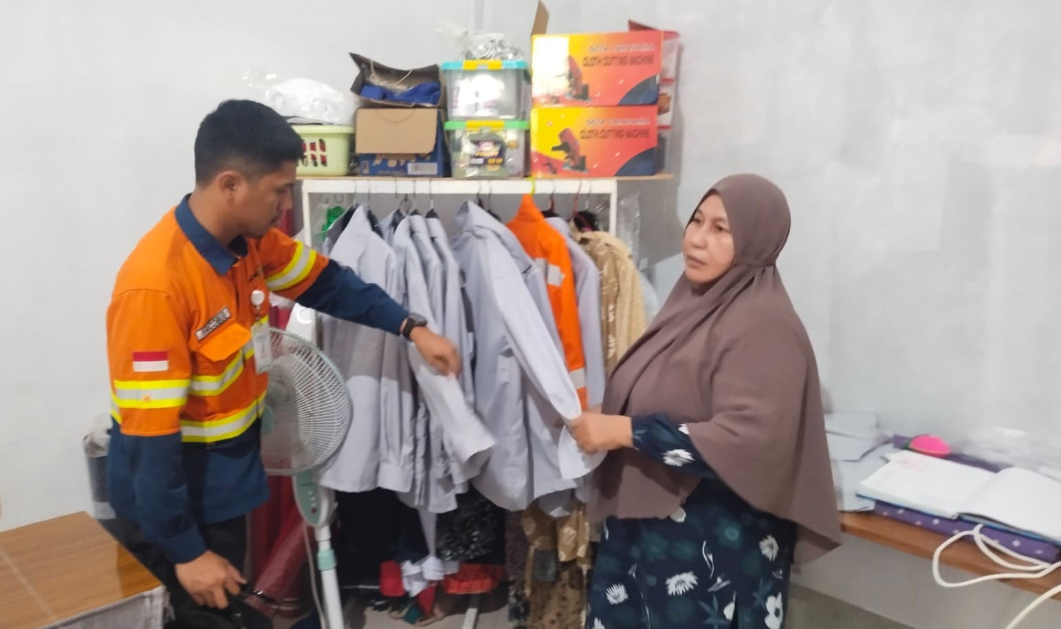 Menjahit Semangat Kebersamaan Perempuan di Kaliorang, Nur Aini Harapkan Keterampilan Semakin Meningkat 2 Menjahit