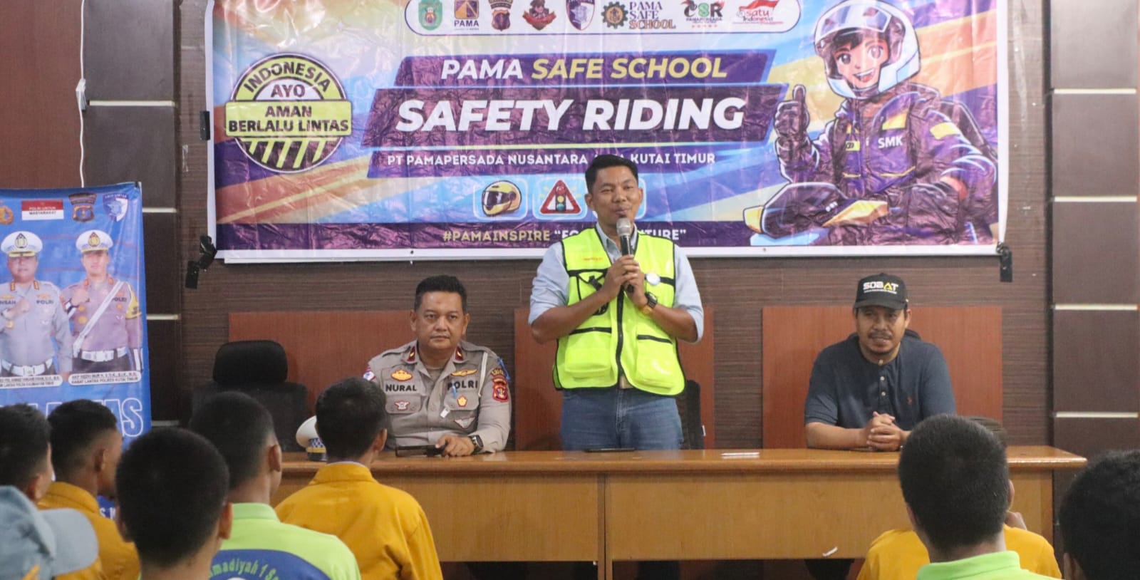 Perkuat Budaya Aman Berkendara, PT Pamapersada Nusantara dan Satlantas Polres Kutim Hadir di SMK Muhammadiyah 1 2 Aman berkendara