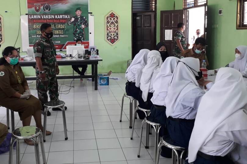 Gelar Vaksinasi Terhadap Pelajar, Koramil 0909-01/Sangatta Dukung Capai Target Nasional 14 Gelar Vaksinasi Terhadap Pelajar, Koramil 0909-01/Sangatta Dukung Capai Target Nasional