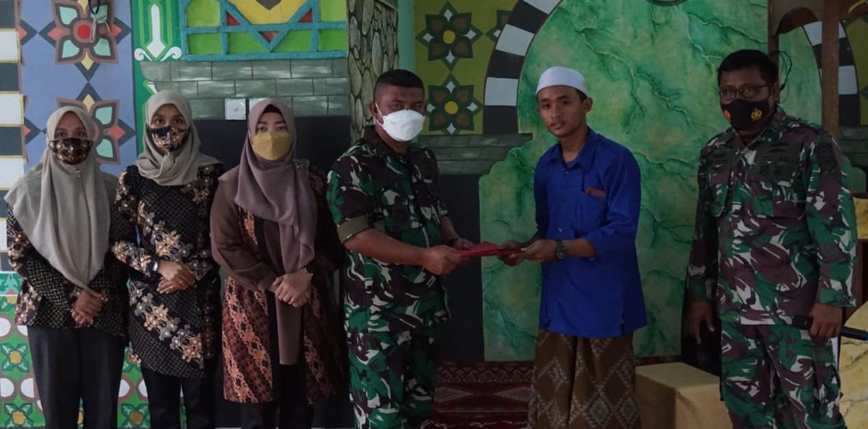 Bagikan Sembako dan Alat Tulis di Momentum Hari Ibu, Danlanal Sangatta Apresiasi Para Pendidik Pencipta Generasi Bangsa Berakhlak Mulia