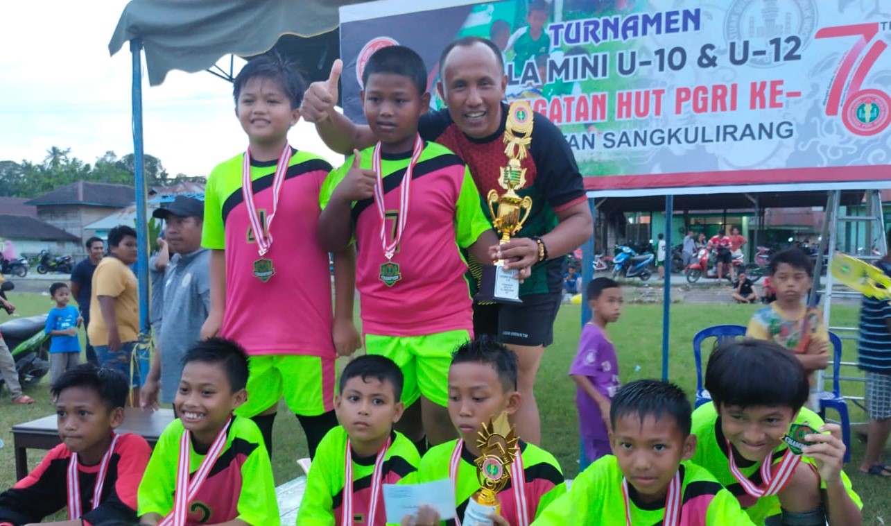 Peringati HUT PGRI ke-65, Kecamatan Sangkulirang Gelar Turnamen Sepak Bola Mini, Danramil Sangkulirang Ajak Seluruh Kecamatan Giat Berolahraga 14 Peringati HUT PGRI ke-65, Kecamatan Sangkulirang Gelar Turnamen Sepak Bola Mini, Danramil Sangkulirang Ajak Seluruh Kecamatan Giat Berolahraga