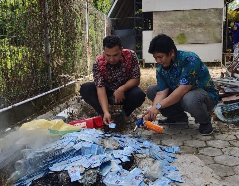Terapkan Amanah Permendagri, Ribuan KTP-el Dimusnahkan 13 Terapkan Amanah Permendagri, Ribuan KTP-el Dimusnahkan