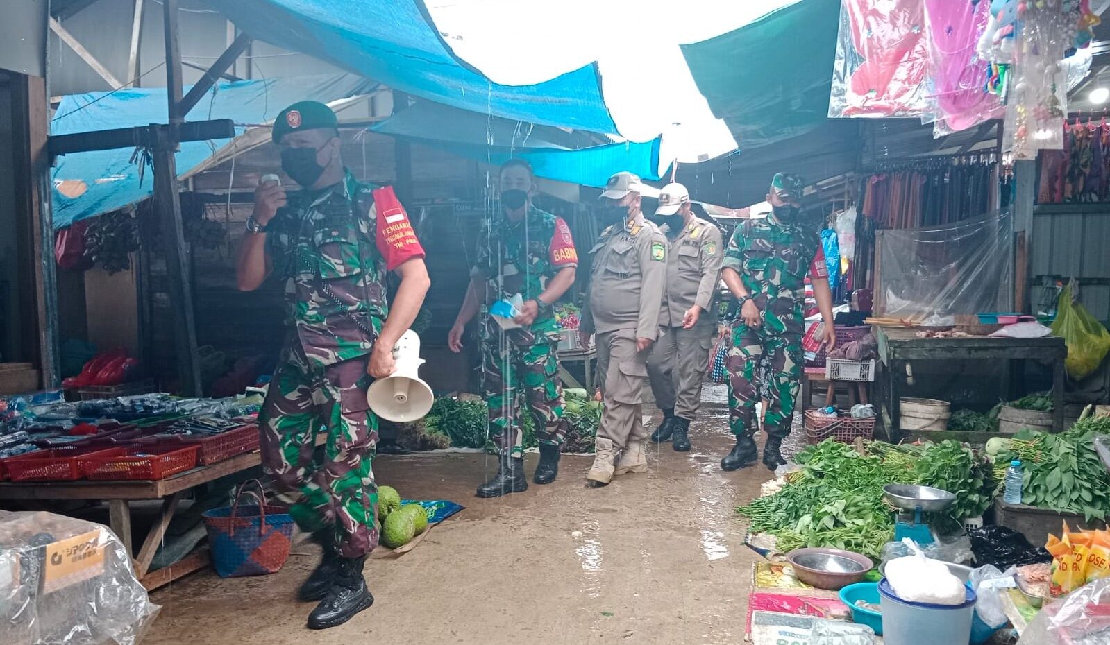 Sasar Pasar Induk, Koramil Sangatta Gencarkan Imbauan Disiplin Prokes 13 Sasar Pasar Induk, Koramil Sangatta Gencarkan Imbauan Disiplin Prokes