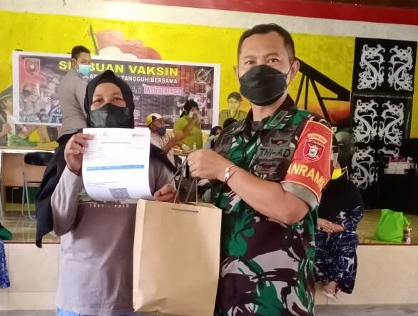 Apresiasi Peserta Vaksinasi, Koramil Sangatta Bagikan Beras 3 Kilogram