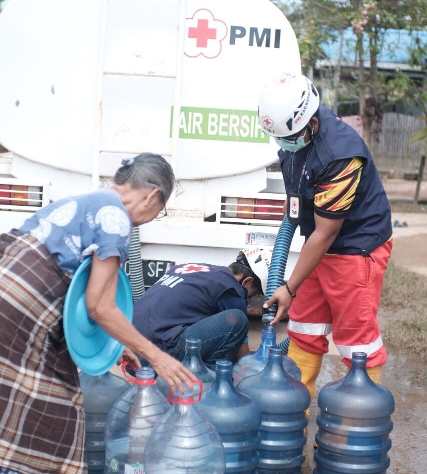 Kembali Distribusikan Bantuan Kepada Korban Banjir, PMI Kutim Sambangi Kawasan Terisolir, Mobil Tangki Pengangkut Air Bersih Sempat Amblas 13 Kembali Distribusikan Bantuan Kepada Korban Banjir, PMI Kutim Sambangi Kawasan Terisolir, Mobil Tangki Pengangkut Air Bersih Sempat Amblas