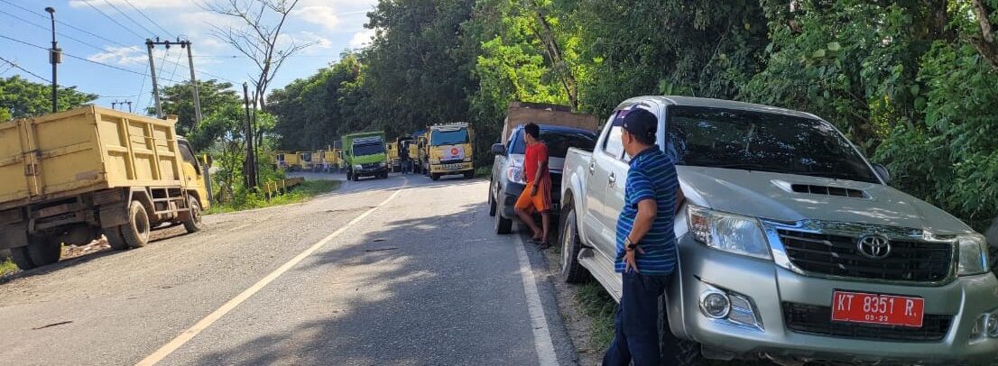 Antrean Truk Pengangkut Sampah Padati Gerbang TPA Batuta