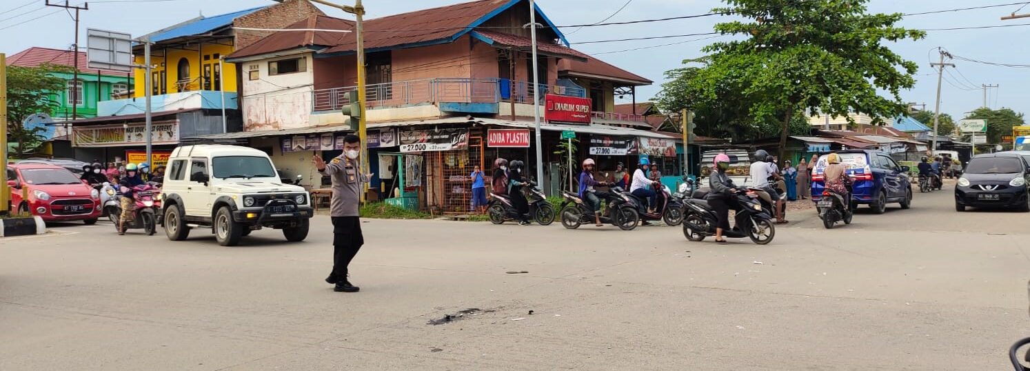 Truk Versus Sepeda Motor, Korban Tak Sadarkan Diri, Benturan Keras Terdengar Hingga Ratusan Meter 1 Truk Versus Sepeda Motor, Korban Tak Sadarkan Diri, Benturan Keras Terdengar Hingga Ratusan Meter