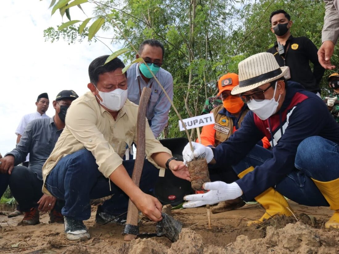 Upaya Penanganan Pasca Banjir, PT Pamapersada Gelar Penanaman Pohon di Kawasan DAS Sangatta 10 Upaya Penanganan Pasca Banjir, PT Pamapersada Gelar Penanaman Pohon di Kawasan DAS Sangatta