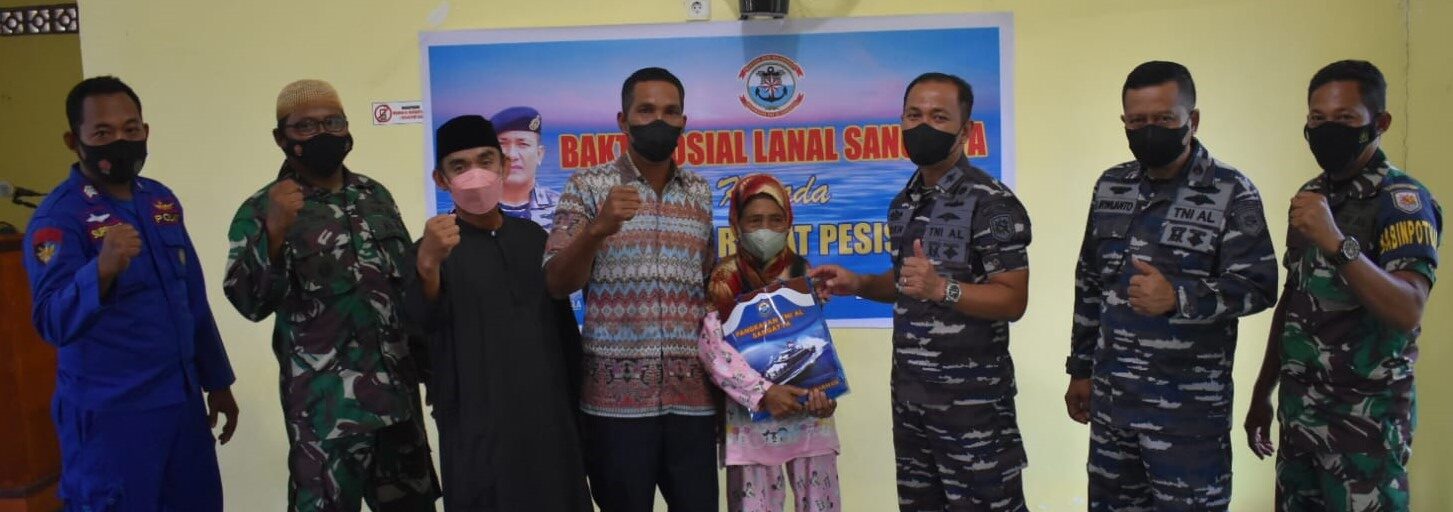 Gelar Bakti Sosial, Danlanal Sangatta Bagikan Paket Sembako di Kenyamukan