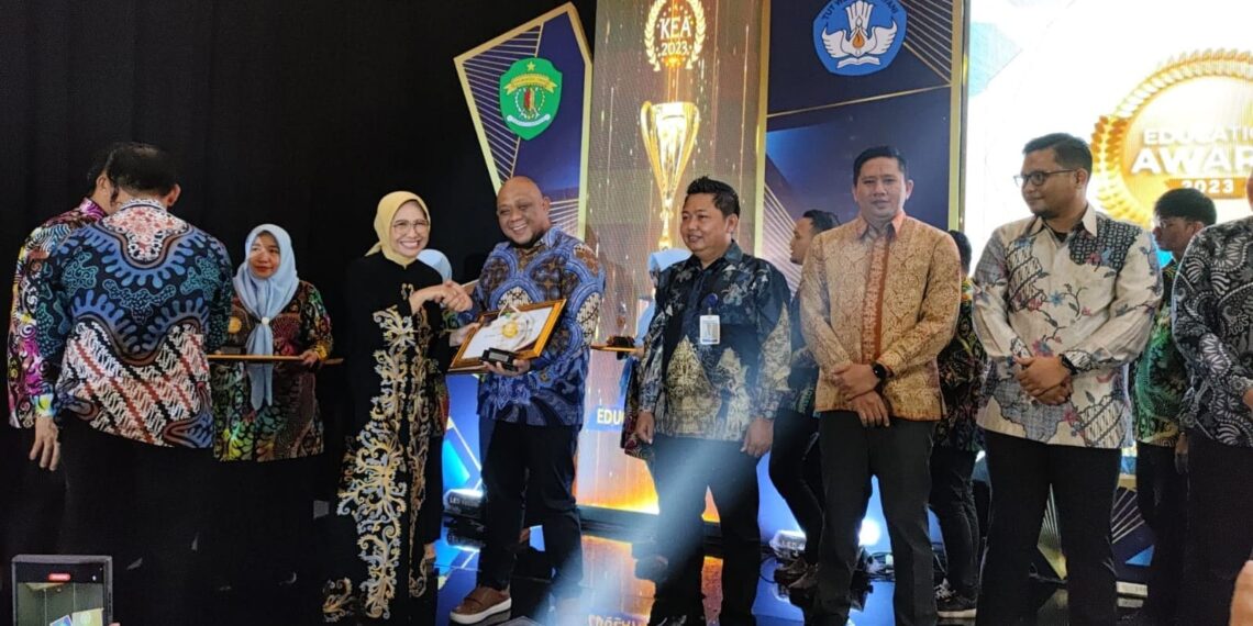 Konsisten Jalankan Program CSR Bidang Pendidikan, PT Pamapersada Area Kutim Peroleh Penghargaan Kaltim Education Award 2023 1 Pamapersada