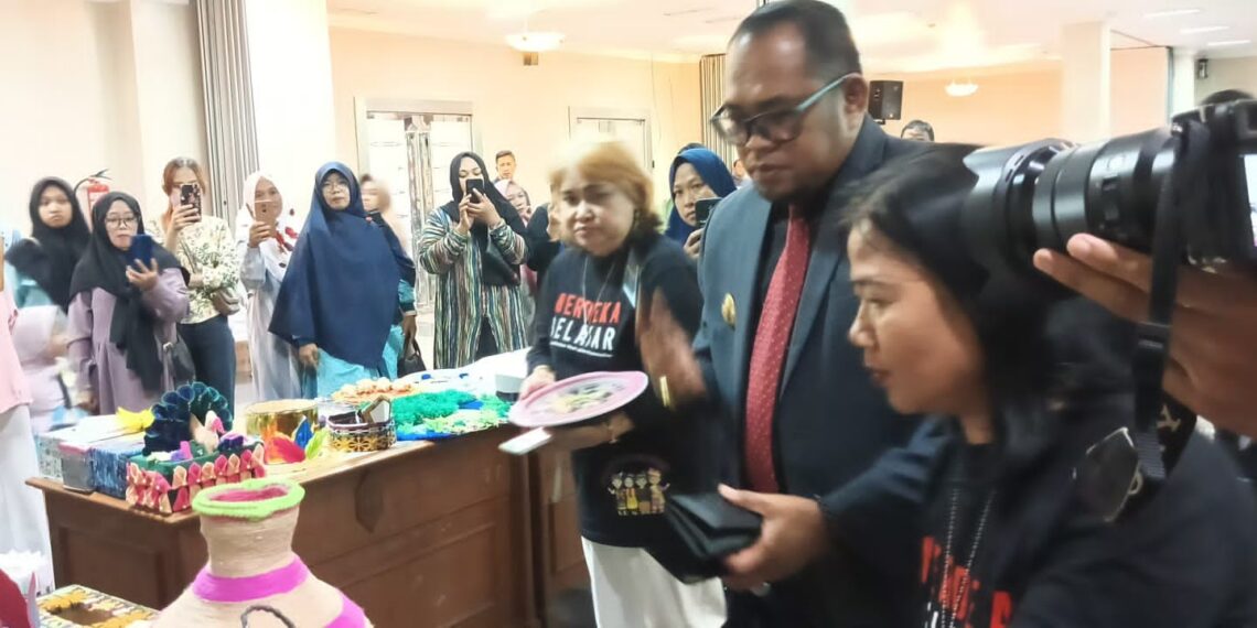 Siswa SDN 004 Sangatta Utara Presentasikan Hasil Daur Ulang Sampah, Kasmidi Beri Apresiasi 1 Siswa SDN 004 Sangatta Utara Presentasikan Hasil Daur Ulang Sampah, Kasmidi Beri Apresiasi