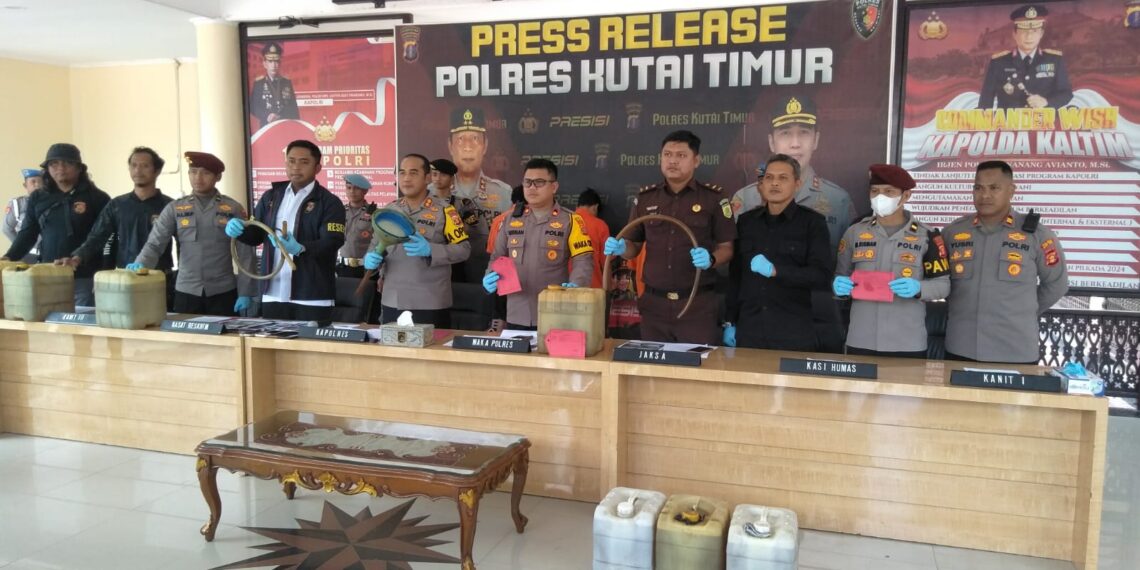 Mengaku Depresi, Pelaku Pembakaran di Kantor Kejaksaan Berhasil Diungkap Polres Kutim 1 Mengaku Depresi, Pelaku Pembakaran di Kantor Kejaksaan Berhasil Diungkap Polres Kutim