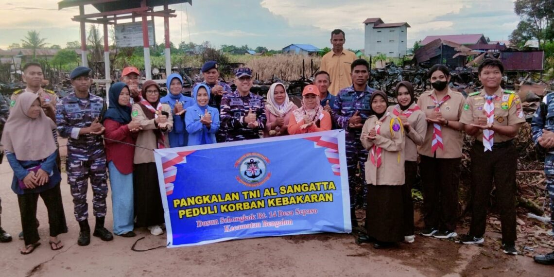 Peduli Korban Kebakaran, Danlanal Sangatta Pimpin Penyerahan Bantuan Hingga Buka Bersama Korban