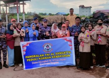 Peduli Korban Kebakaran, Danlanal Sangatta Pimpin Penyerahan Bantuan Hingga Buka Bersama Korban