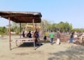 Edukasi Pengunjung, UPT Kebersihan Sangatta Utara Bersihkan Sampah di Pantai Teluk Lingga 13 Sangatta Utara