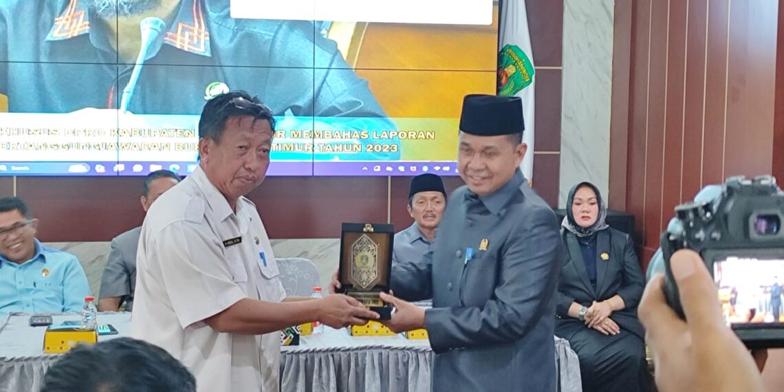 Kedatangan Pelajar SMPN 1 Rantau Pulung, Komisi D Beri Edukasi Mekanisme Kerja Dewan