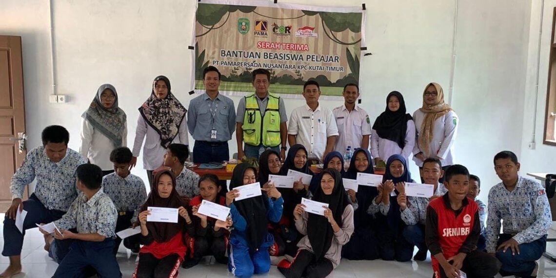 Sasar SMP 05 Muara Bengalon, PT Pamapersada Nusantara Site KPC Coal Mining Project Beri Beasiswa Pada Siswa Berprestasi dan Kurang Mampu 1 Beasiswa