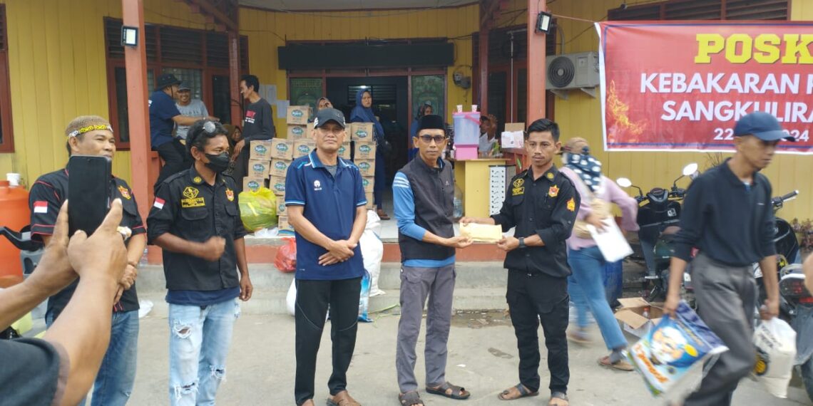 Pasar Sangkulirang Sudah Empat Kali Terbakar, PC LKK Bengalon dan Kaliorang Serahkan Bantuan 1 Pasar Sangkulirang Sudah Empat Kali Terbakar, PC LKK Bengalon dan Kaliorang Serahkan Bantuan