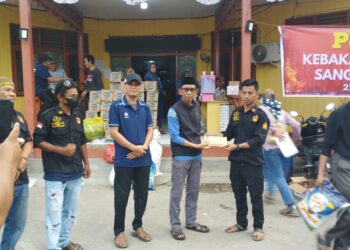 Pasar Sangkulirang Sudah Empat Kali Terbakar, PC LKK Bengalon dan Kaliorang Serahkan Bantuan