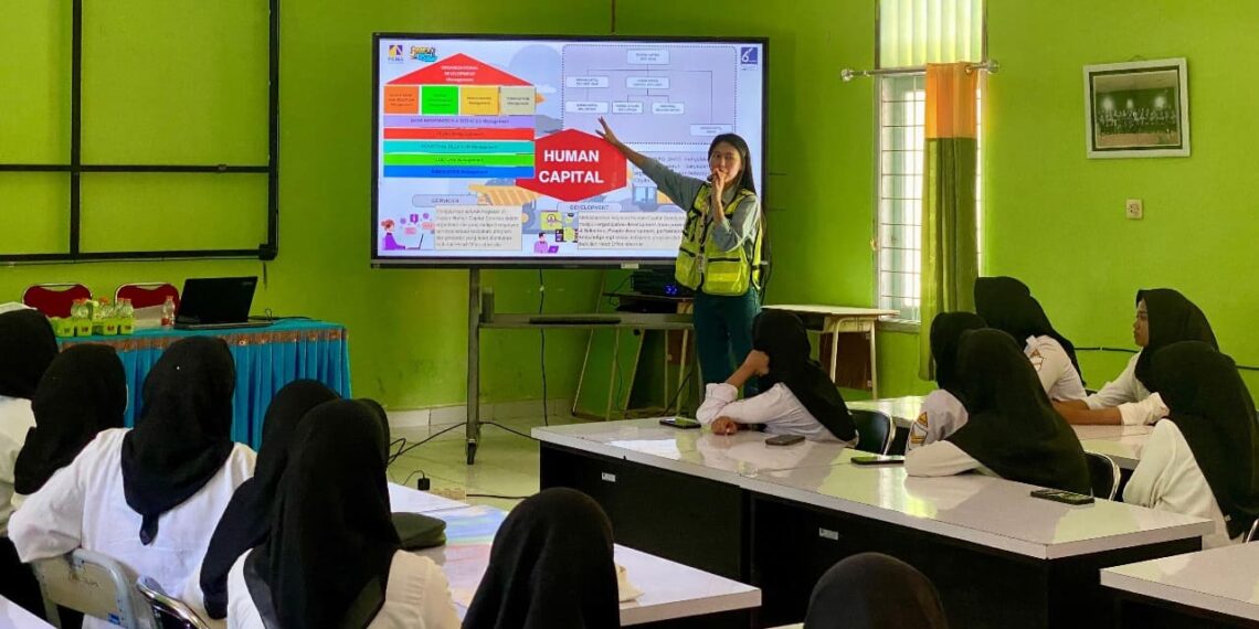 Program Karyawan Mengajar Sukses Digelar, PT Pamapersada Site KPC Coal Mining Project Ajak Siswa SMKN 1 Kenali Dunia Kerja 1 Pamapersada
