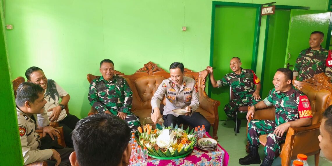Turut Meriahkan HUT Ke-79 TNI, Kapolsek Muara Bengkal Beri Kejutan Jajaran Koramil Muara Bengkal 1 Turut Meriahkan HUT Ke-79 TNI, Kapolsek Muara Bengkal Beri Kejutan Jajaran Koramil Muara Bengkal