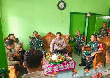 Turut Meriahkan HUT Ke-79 TNI, Kapolsek Muara Bengkal Beri Kejutan Jajaran Koramil Muara Bengkal