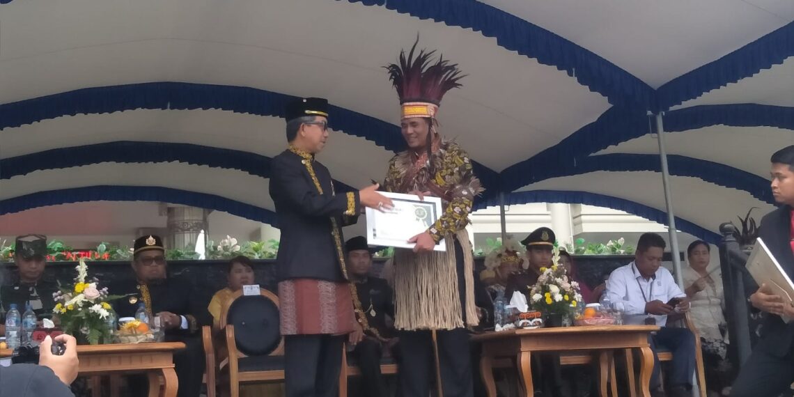Momen Peringatan HGN, Pemkab Kutim Berikan Penghargaan Pada Guru Berprestasi
