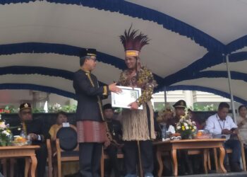 Momen Peringatan HGN, Pemkab Kutim Berikan Penghargaan Pada Guru Berprestasi