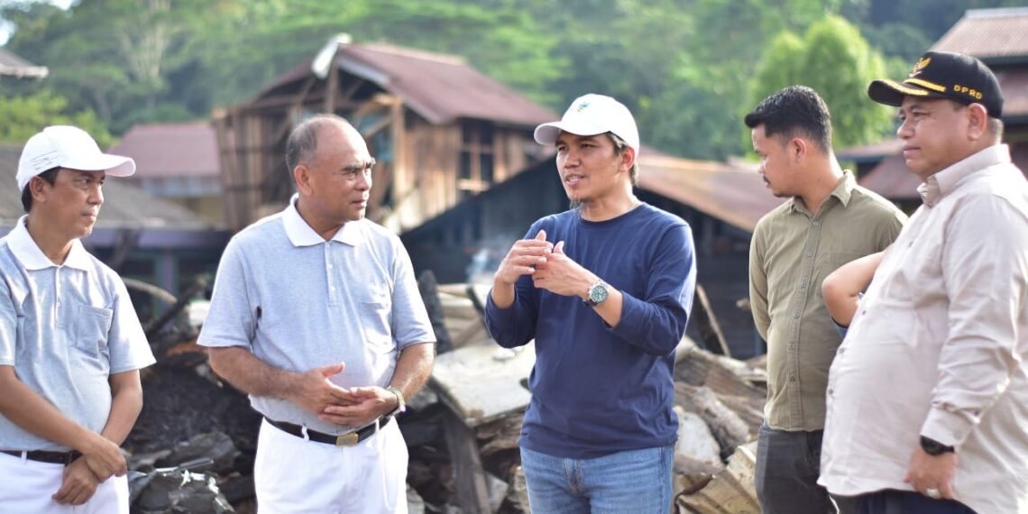 Tiupan Cinta Kasih Tzu Chi Sinarmas group (PT Tapian Nadenggan & PT Kresna Duta Agroindo) Bagi Korban Kebakaran di Desa Batu Timbau Kalimantan Timur 1 Sx. Hendra O. C. Mapasa (dua dari kiri) saat berinteraksi dengan Camat Batu Ampar Suriansyah Mutul, di lokasi kebakaran.