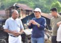 Tiupan Cinta Kasih Tzu Chi Sinarmas group (PT Tapian Nadenggan & PT Kresna Duta Agroindo) Bagi Korban Kebakaran di Desa Batu Timbau Kalimantan Timur 11 Sx. Hendra O. C. Mapasa (dua dari kiri) saat berinteraksi dengan Camat Batu Ampar Suriansyah Mutul, di lokasi kebakaran.