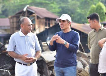 Sx. Hendra O. C. Mapasa (dua dari kiri) saat berinteraksi dengan Camat Batu Ampar Suriansyah Mutul, di lokasi kebakaran.