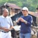 Tiupan Cinta Kasih Tzu Chi Sinarmas group (PT Tapian Nadenggan & PT Kresna Duta Agroindo) Bagi Korban Kebakaran di Desa Batu Timbau Kalimantan Timur 10 Sx. Hendra O. C. Mapasa (dua dari kiri) saat berinteraksi dengan Camat Batu Ampar Suriansyah Mutul, di lokasi kebakaran.