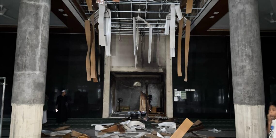 Mimbar Terbakar Plafon Ambruk, Beras Zakat dan Salon Pengeras Suara Masjid Baiturrahim Digondol Maling 1 Mimbar Terbakar Plafon Ambruk, Beras Zakat dan Salon Pengeras Suara Masjid Baiturrahim Digondol Maling